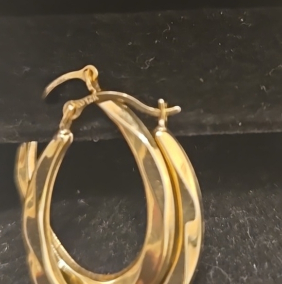21.0mm Twist Oval Hoop Earrings in 14K Gold - Picture 6 of 6
